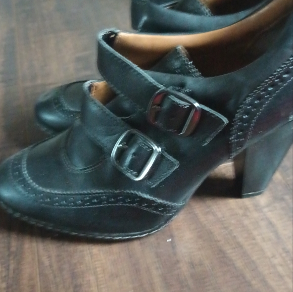 Black heeled shoes - Picture 3 of 7